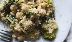 Zapiekanka z komosy ryżowej i brokułów z pieczarkami